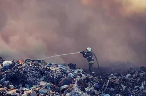 У Сумській області рятувальники другий день ліквідують масштабну пожежу на звалищі