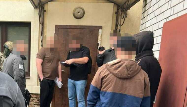 В Днепре офицер полиции вместе с братом угрозами требовали 200 тысяч долларов