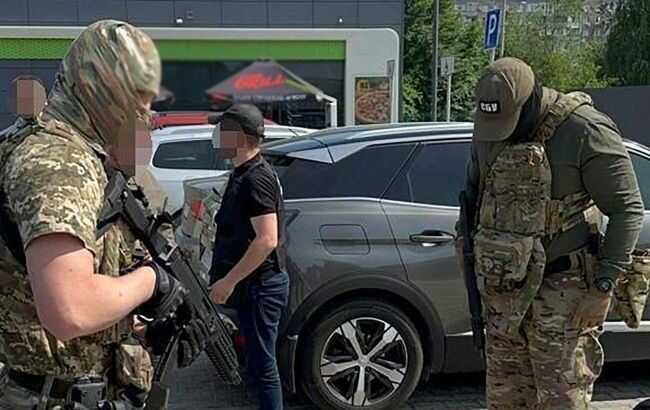 Чоловіків "записували" до благодійних організацій: правоохоронці виявили схему втечі за кордон