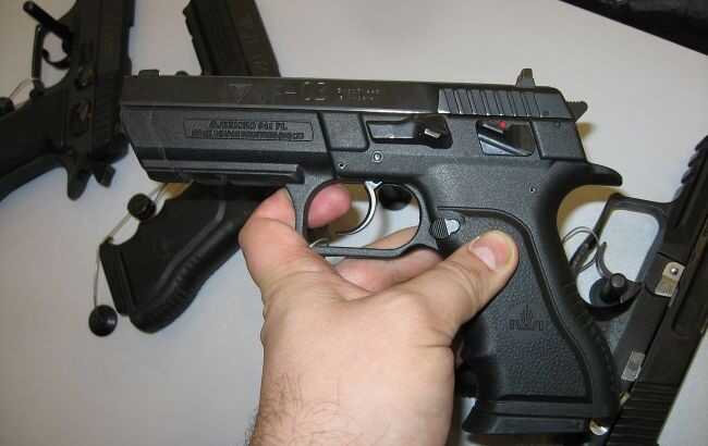 У Львові восьмикласник отримав тяжке поранення після гри зі зброєю