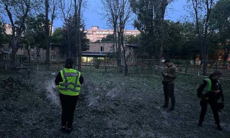 Нічний обстріл Києва. Поліція показала перші хвилини на місці падіння уламків