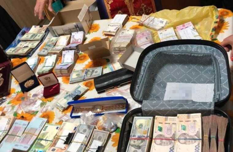 Керівництво Житомирської єпархії привласнило пожертви вірян