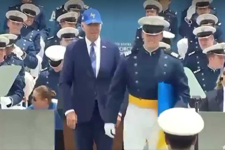 Байден звалився на підлогу під час церемонії вручення дипломів в Академії ВВС США