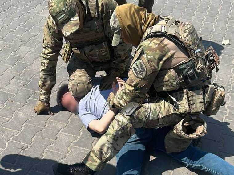 В Одесі митника затримали на хабарі у 6,5 тисяч доларів