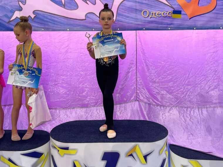 7-річна українська гімнастка, якій відірвало ногу російською ракетою, виграла перший турнір