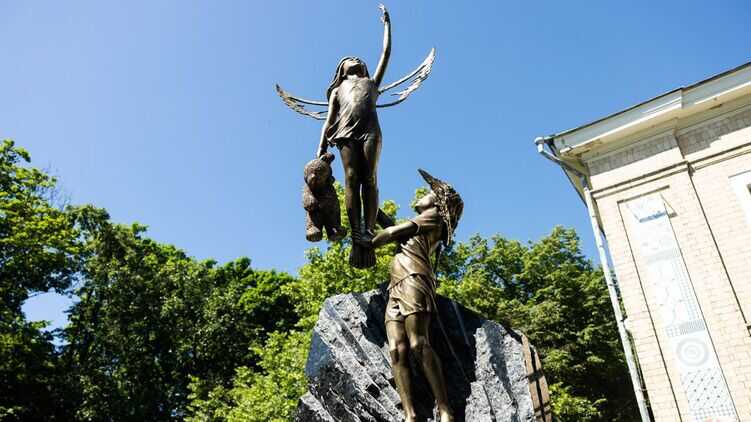 У Харкові в присутності Зеленської відкрили пам’ятник дітям, які загинули внаслідок війни