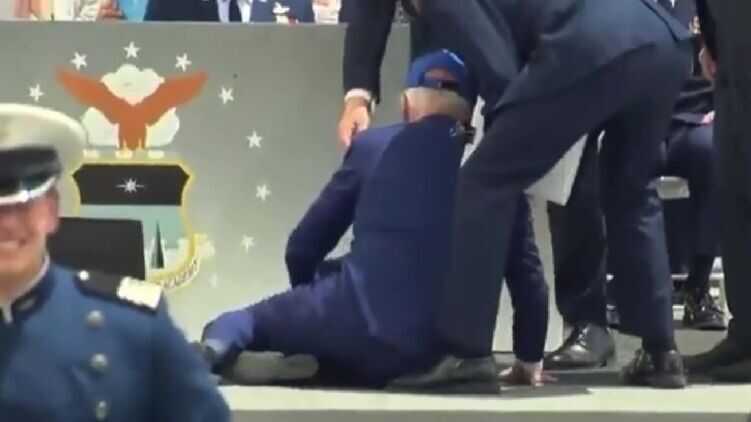 "Надо использовать трость": бывший врач Белого дома раскрыл причину частых падений Байдена