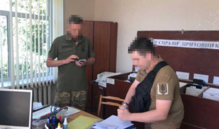 Начальника військкомату на Київщині підозрюють у переправленні ухилянтів за кордон
