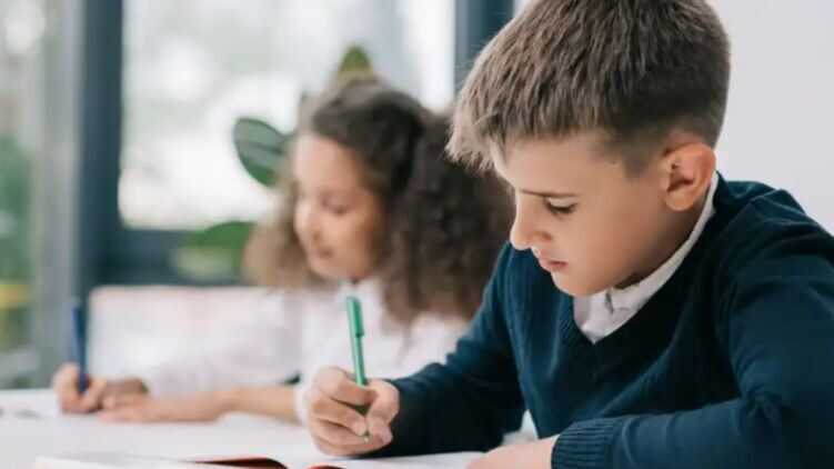 Єврокомісар розповіла, скільки дітей українських біженців навчаються у школах ЄС