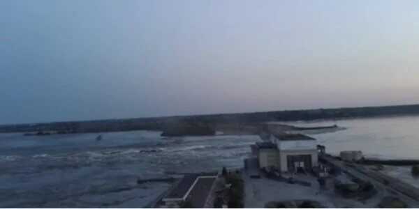 "Несе загрозу для ЗАЕС": у Зеленського відреагували на підрив окупантами Каховської ГЕС