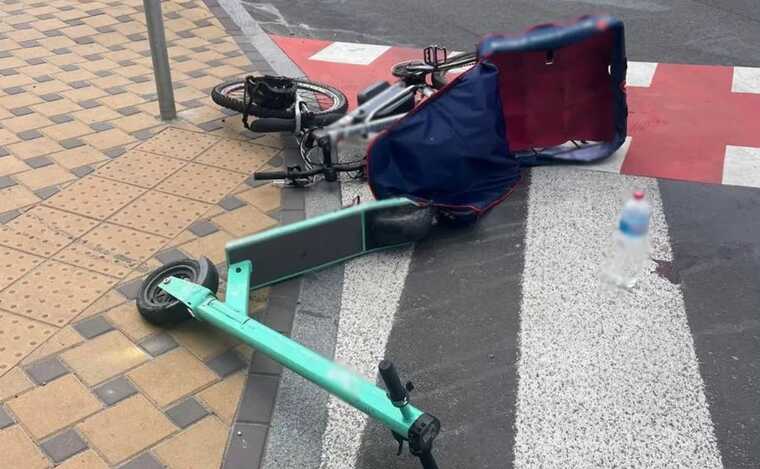У Києві на пішохідному переході зіткнулись велосипедист та чоловік на електросамокаті: обох госпіталізували