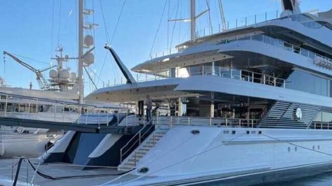 Яхта Медведчука проплывает мимо Украины