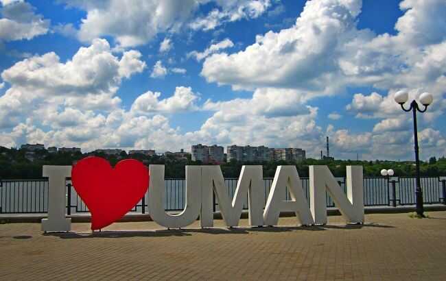 Обстріл Умані: У Міноборони показали відео "прильоту" по магазину