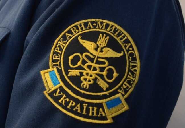 Трьом співробітникам Дніпровської митниці висунули підозри у зловживаннях