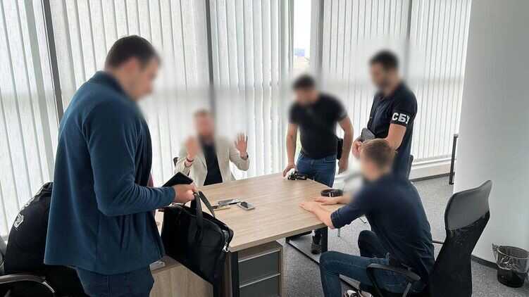 Чиновнику Святошинської адміністрації Києва повідомили про підозру у розтраті коштів на укриття