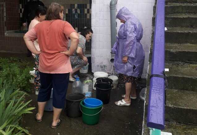 Жители Днепропетровщины собирают дождевую воду из-за отсутствия водоснабжения
