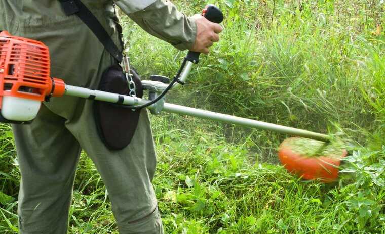 На Харківщині чоловік підірвався під час скошування трави