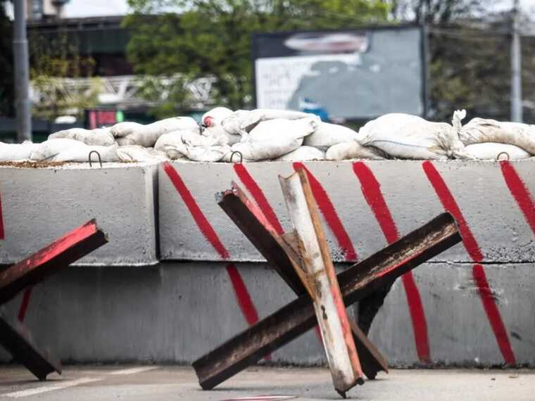 У Києві маршрутка на швидкості протаранила блокпост