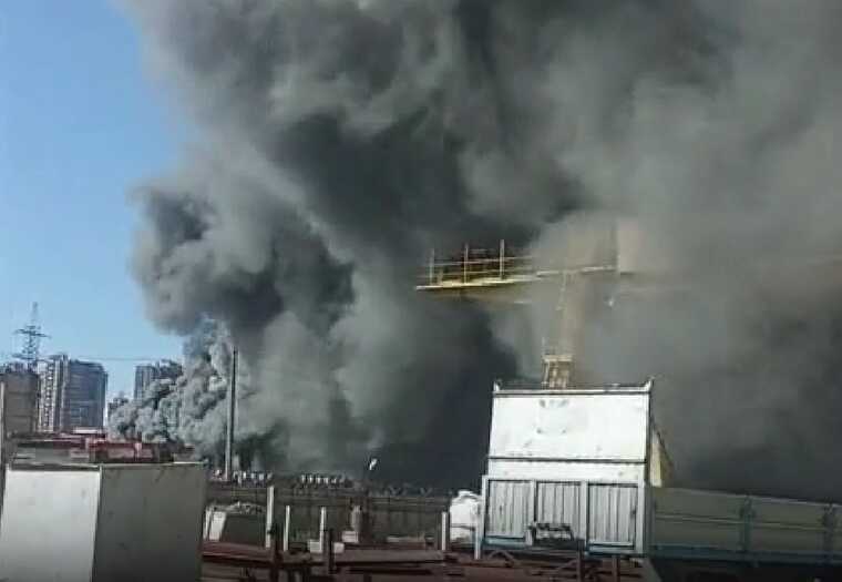 У Петербурзі масштабна пожежа, горить виробнича будівля