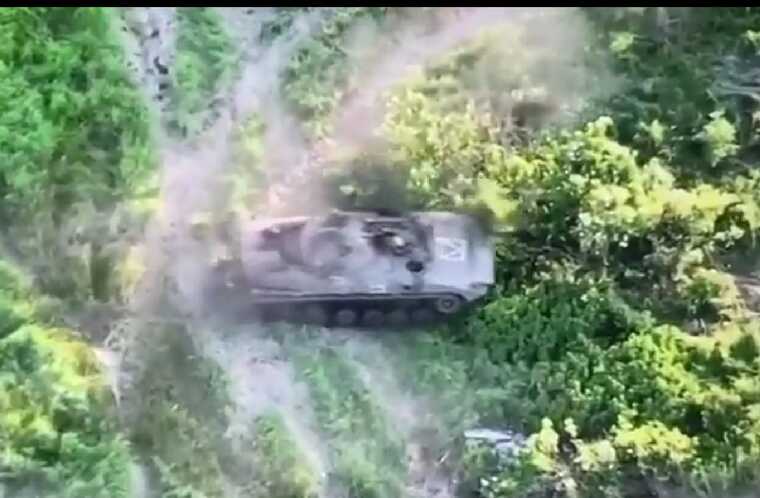 Окупант випадково впав з БМП за кілька секунд до її підриву