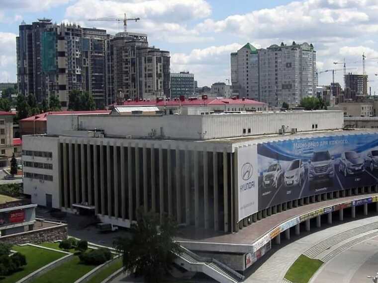 У Києві біля Палацу "Україна" рій бджіл "окупував" термінал для сплати послуг