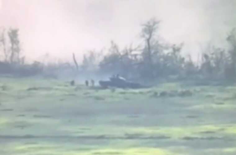 Экипаж скрылся: танк оккупантов атаковал позиции ВСУ и "самоуничтожился"