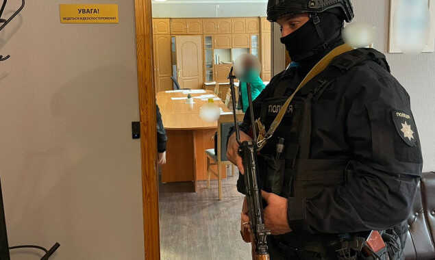 Чиновника КГГА разоблачили на взятках за разрешения на выбросы загрязняющих веществ