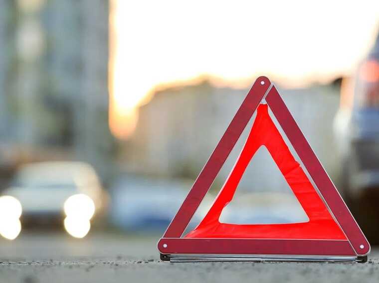 На Київщині Peugeot протаранив ВАЗ, а потім вилетів у кювет: є постраждалі