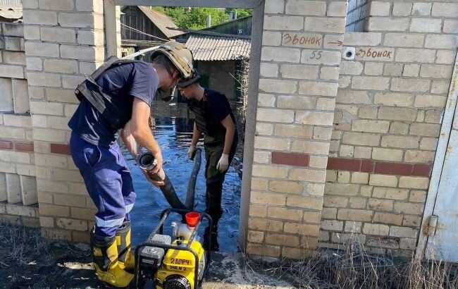 Подтопленными остаются более 40 населенных пунктов, - ГСЧС о последствиях подрыва ГЭС