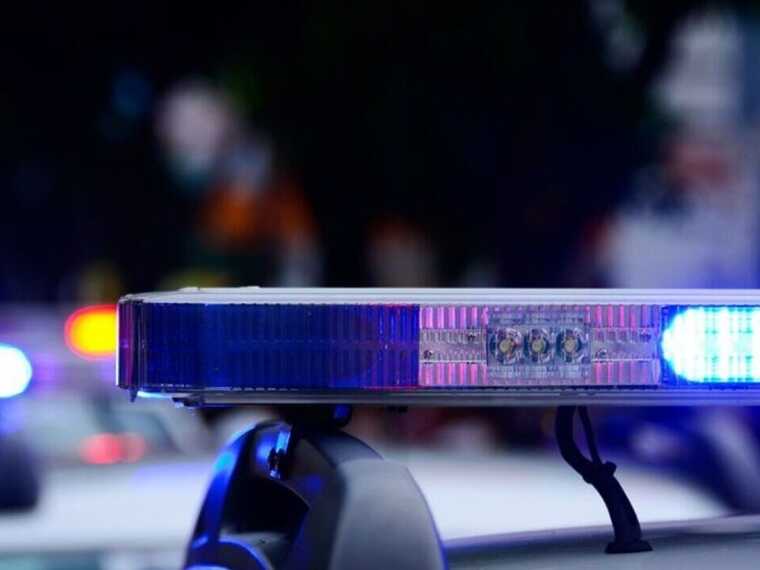 В Казахстане вооруженный мужчина взял в заложники людей в отделении банка