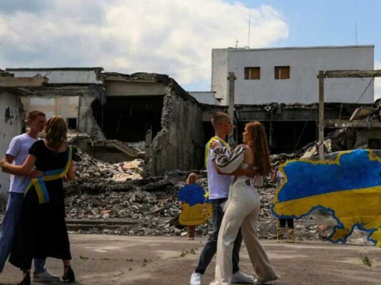 У Дергачах на Харківщині випускники станцювали вальс біля руїн зруйнованого окупантами Будинку культури