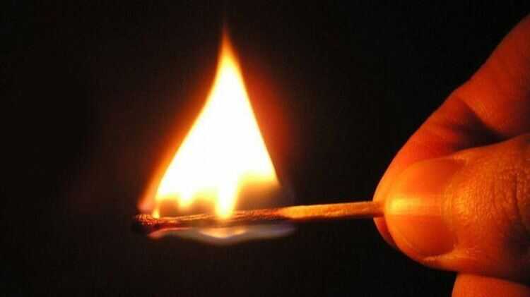 На Київщині жінка підпалила свого племінника, який не віддавав боргу