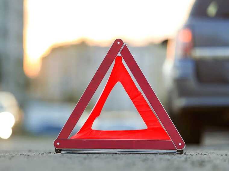 На Київщині легковик протаранив паркан та в’їхав у приватний будинок