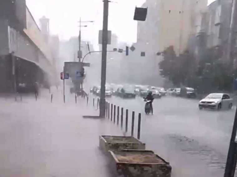 Київ накрила потужна злива, місцями з градом: вулиці підтопило, утворилися затори
