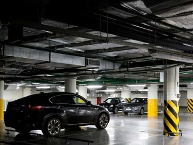 У Києві через аномальну зливу елітні авто затопило прямо у підземних паркінгах