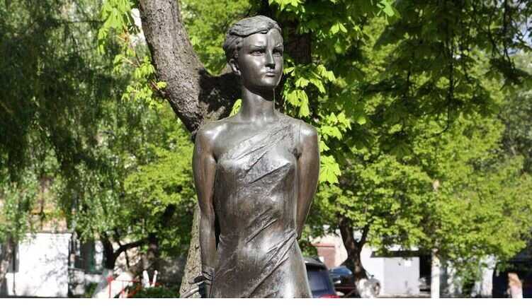 У Києві демонтували пам’ятник радянській партизанці Зої Космодем’янській