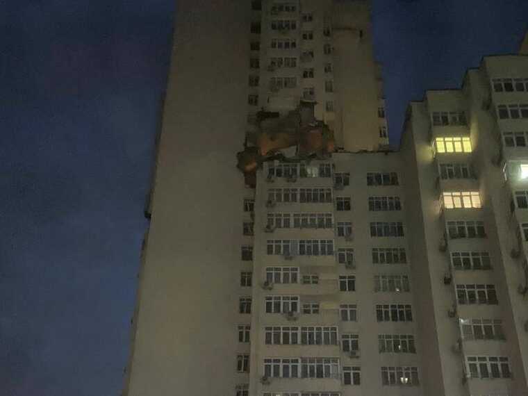 В Соломенском районе Киева обломки ракеты попали в верхние этажи 16-ти этажки