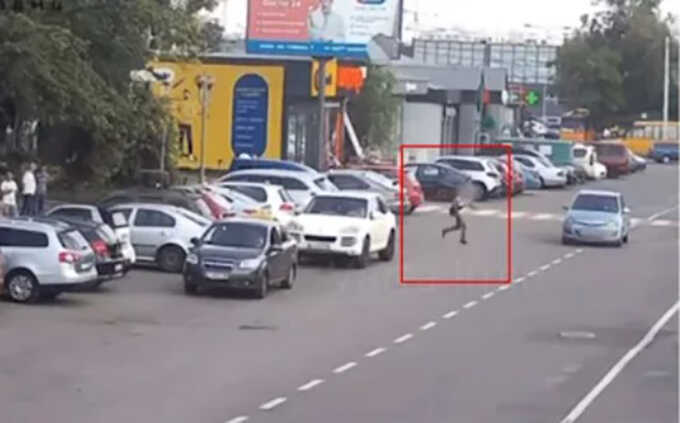 В Ірпені чоловік вибіг на дорогу та кинувся під колеса авто