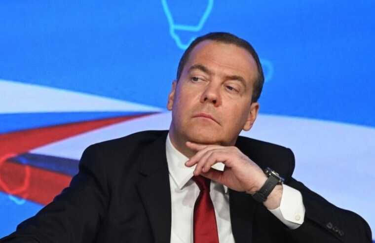 Від президента та ліберала до "весільного генерала": як Медведєв перетворився на посміховисько, — ЗМІ