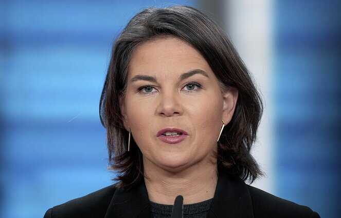 Бербок: Продовжуючи війну проти України, Путін добиває власну країну