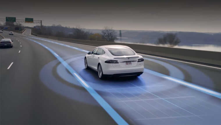 У США Tesla на автопілоті врізалася в нерухому вантажівку