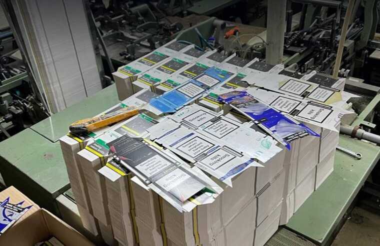 На Одещині викрили підпільне виробництво цигарок