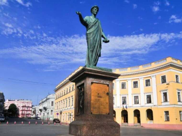 "Кава перемозі не завада": на Одещині змінили час роботи закладів сфери обслуговування