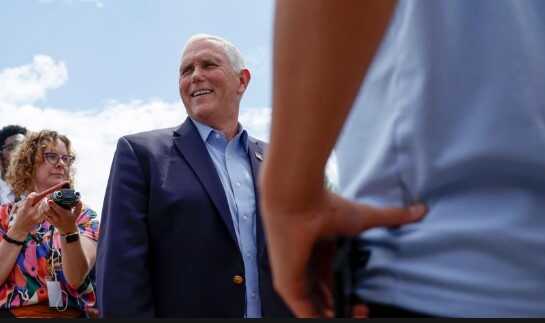 Майк Пенс несподівано прилетів до Києва