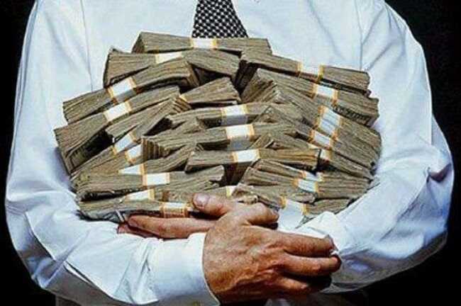 Золоті телята влади: хто з чиновників витрачає мільйони під час війни