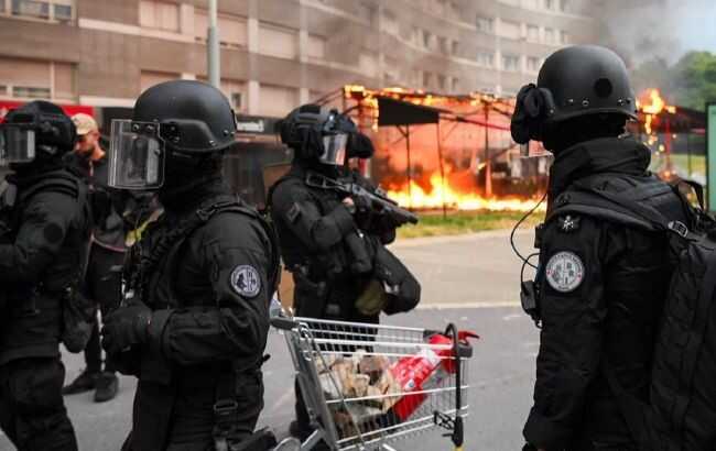 Подробиці протестів у Франції: Погроми, зупинка транспорту та комендантська година