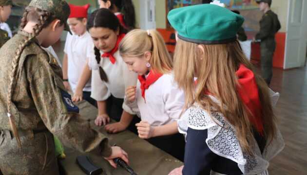 В Луганской области оккупанты хотят готовить из школьниц медсестер