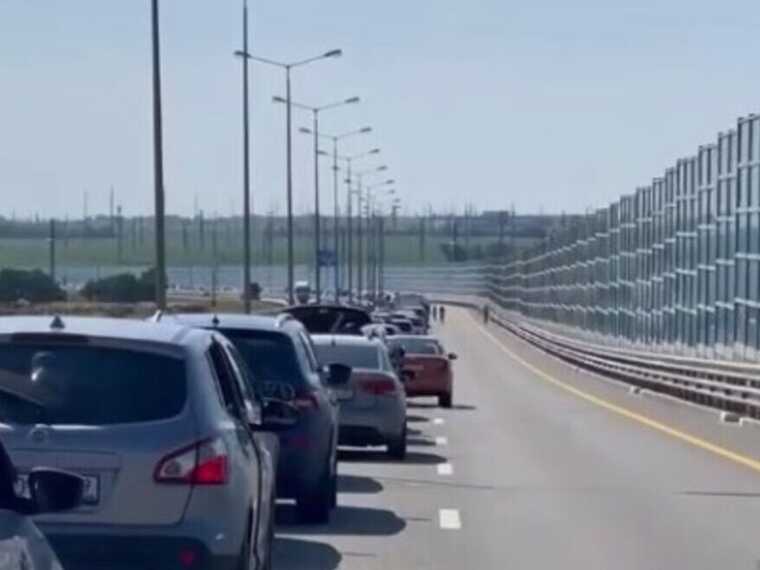 Затор 9 км: на в’їзді на Кримський міст росіянам влаштували перевірки з рентгеном