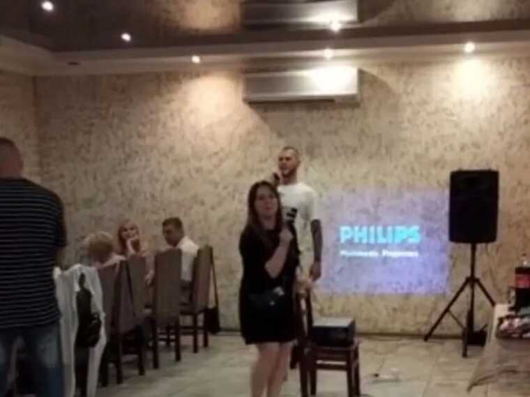 У кафе Києва співали Лепса: дівчину, яка зробила зауваження, випхали