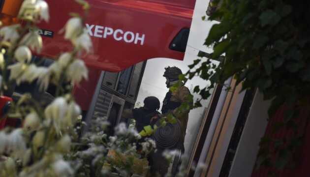 Через ворожі обстріли в Херсоні сталися п’ять пожеж у приватних будинках